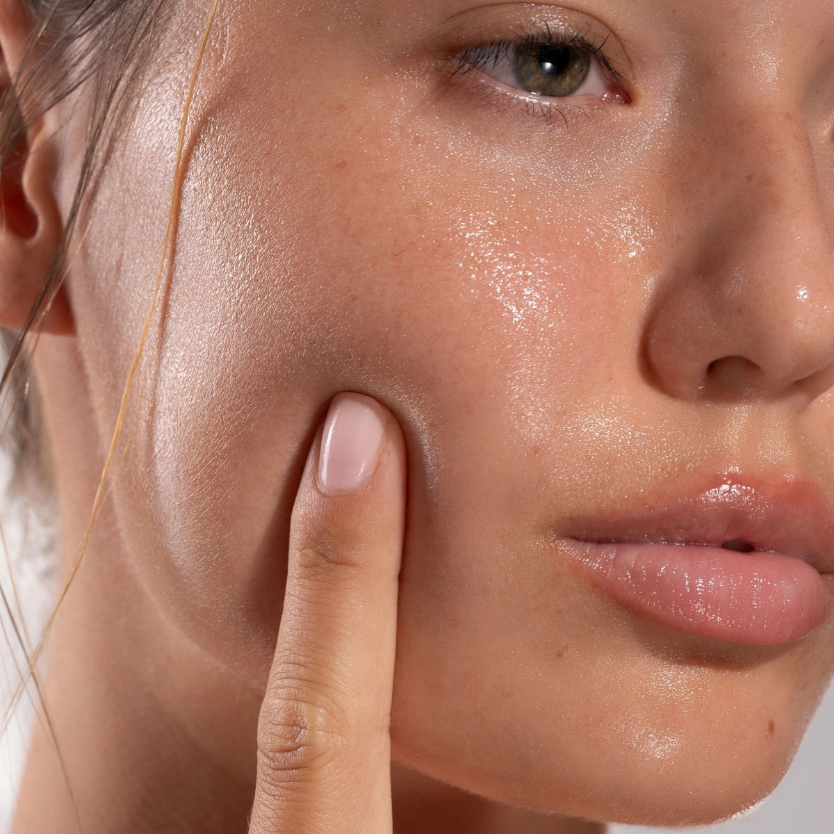 Bielenda Glaze & Glow Moisturizing Brightening Essence Milk Glazed Skin Effect