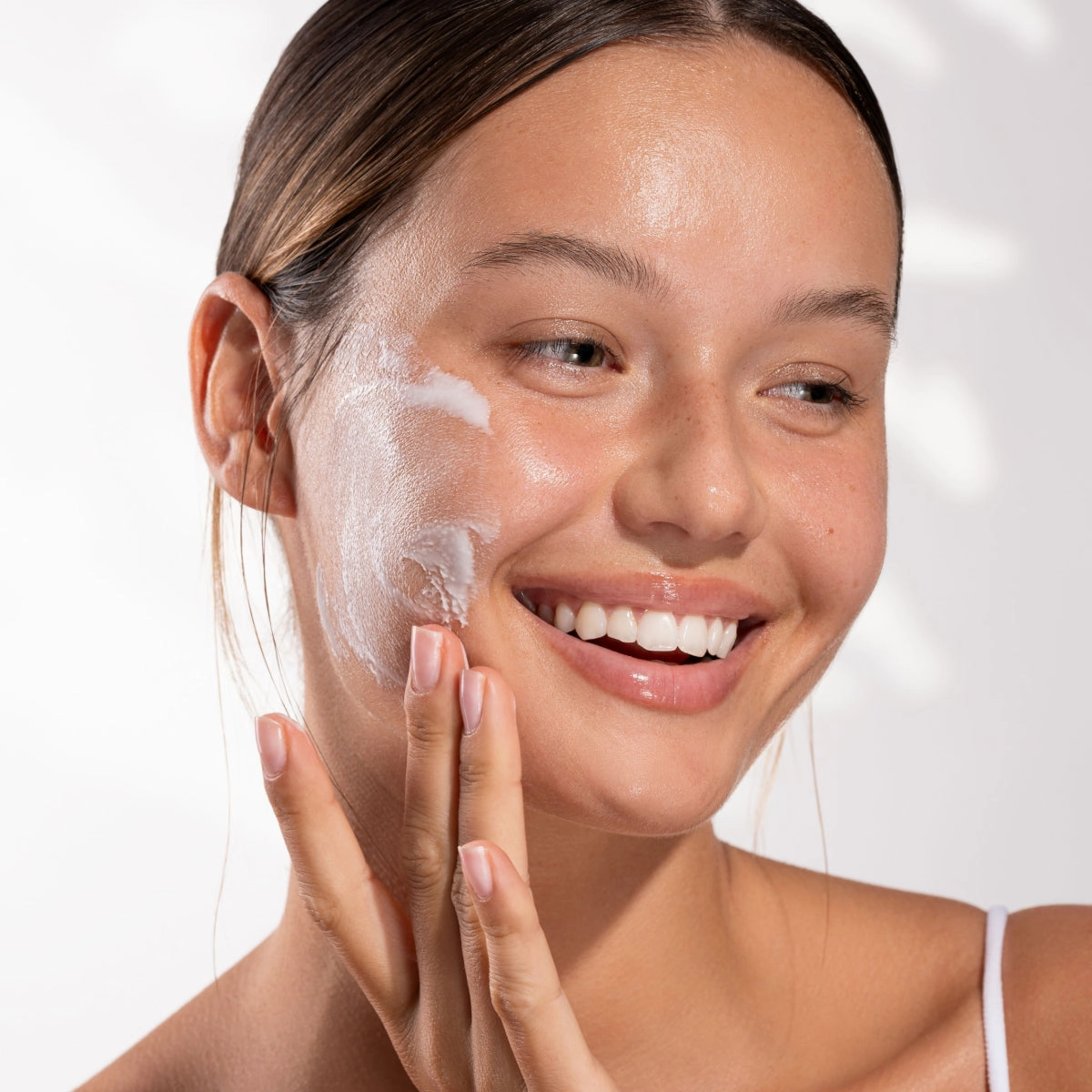Bielenda Glaze & Glow Moisturizing Brightening Essence Milk Glazed Skin Effect