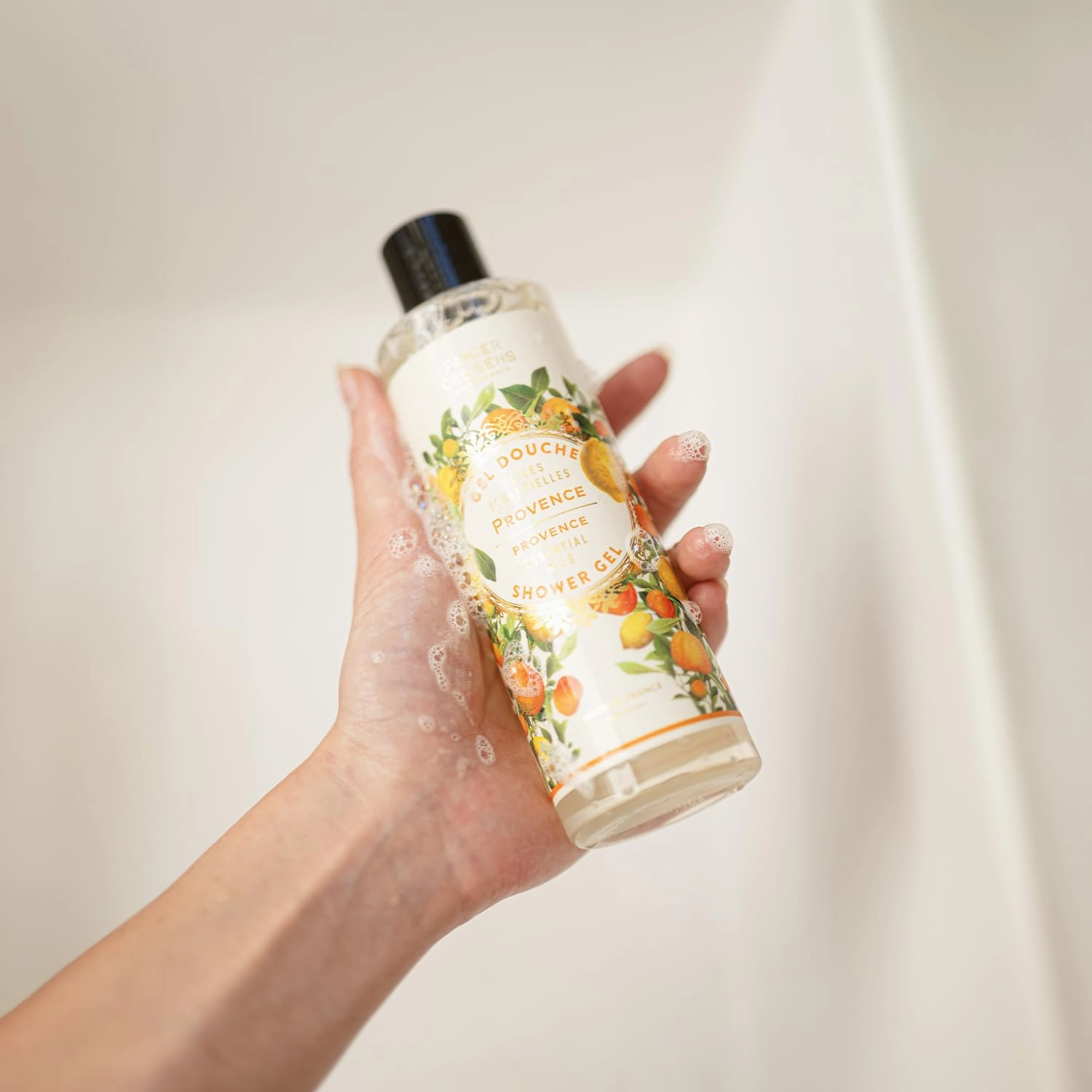 Panier des Sens – Provence Shower Gel – Foaming Citrus Body Wash Women & Men - Moisturizing Body Soap with Shea Oil - 96% Natural Ingredients Body Care - Vegan Liquid Body Wash - 8,45 floz
