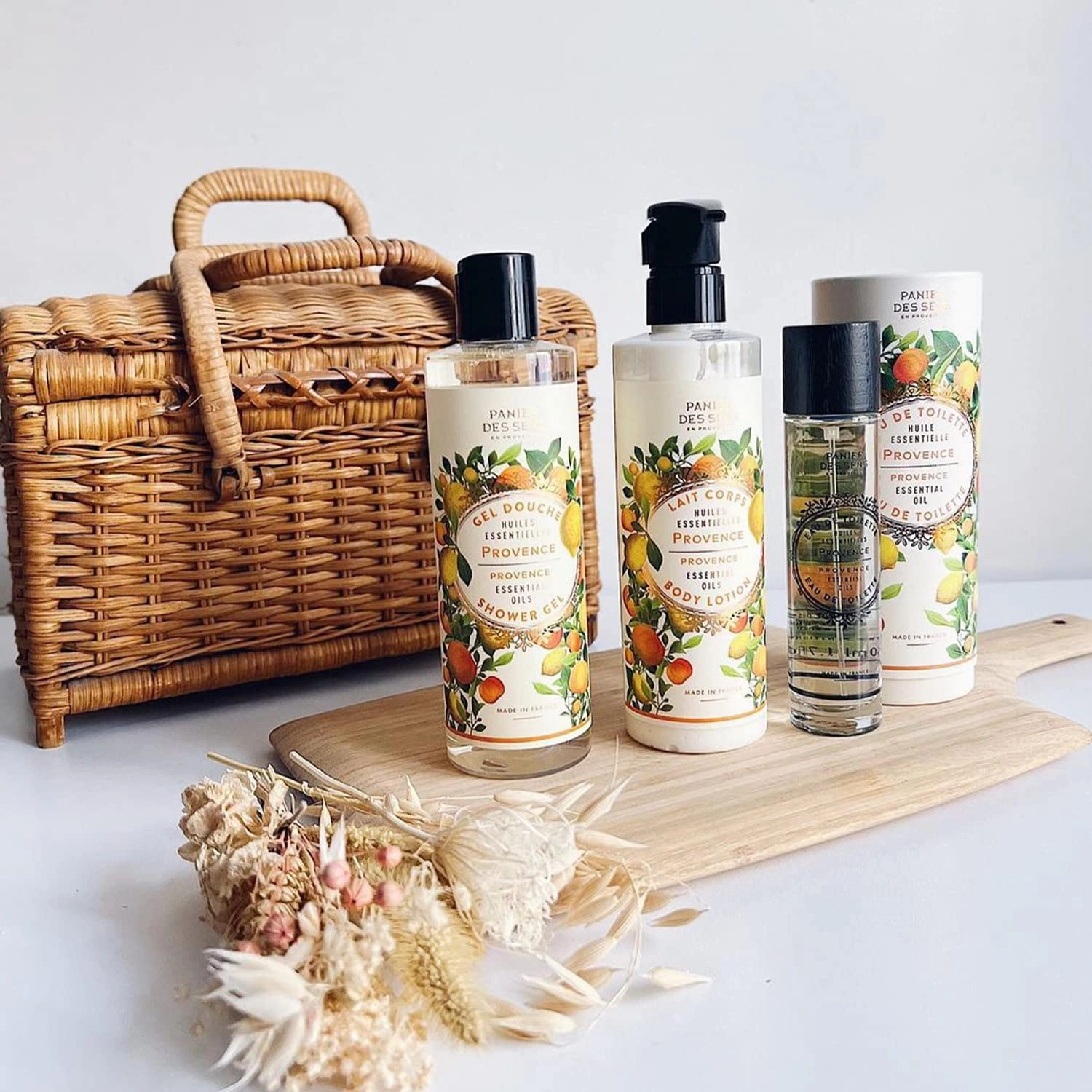 Panier des Sens – Provence Shower Gel – Foaming Citrus Body Wash Women & Men - Moisturizing Body Soap with Shea Oil - 96% Natural Ingredients Body Care - Vegan Liquid Body Wash - 8,45 floz